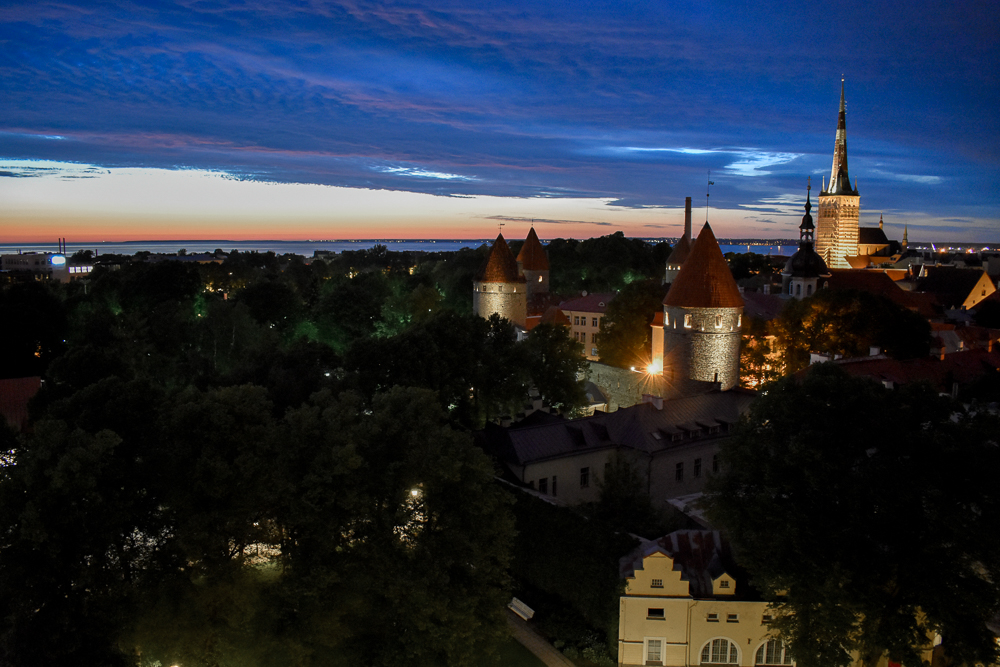 panorama su Tallinn di notte