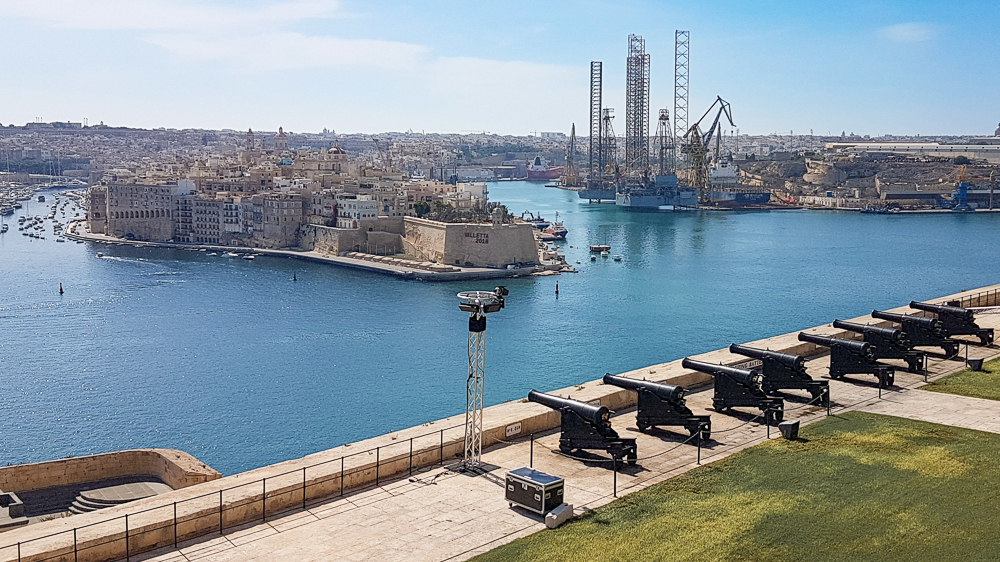 i cannoni della saluting battery di Malta, con vista sulle tre città