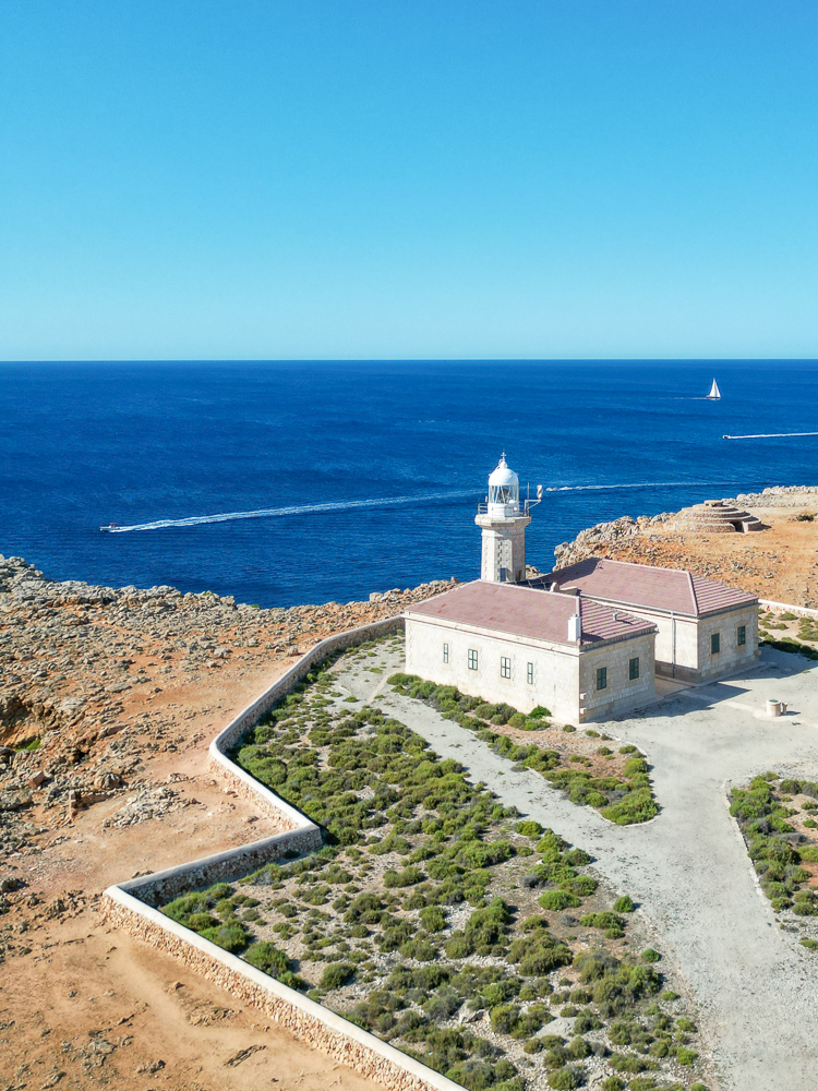 Minorca, punta nati, il faro visto dal drone