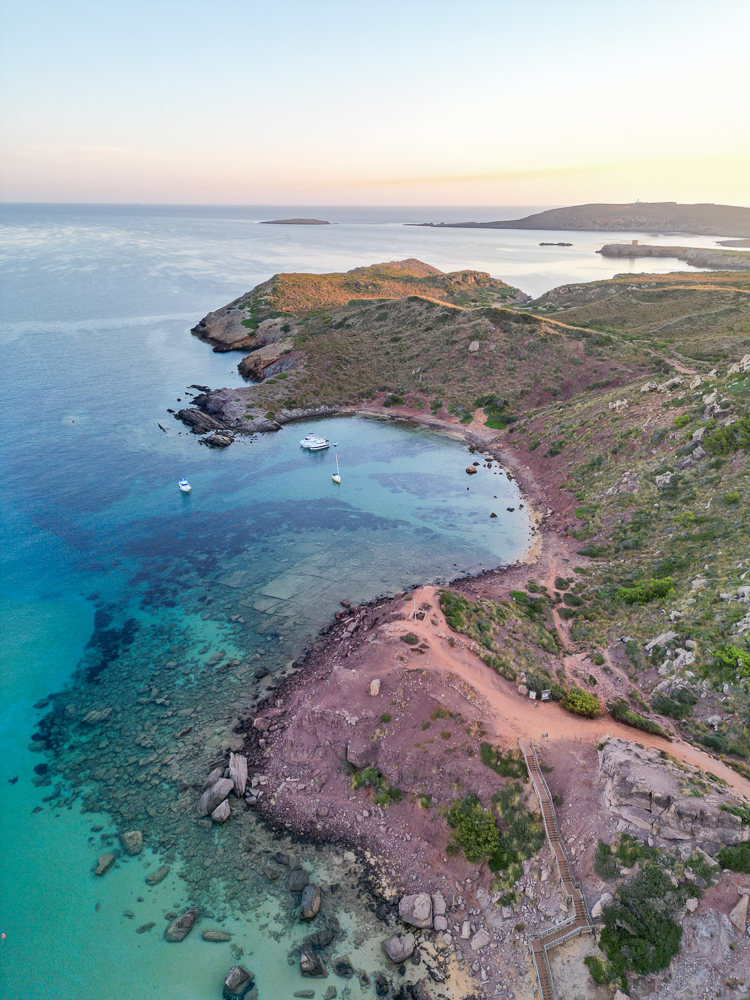 Cala Rotja, Minorca, vista dal drone all'alba