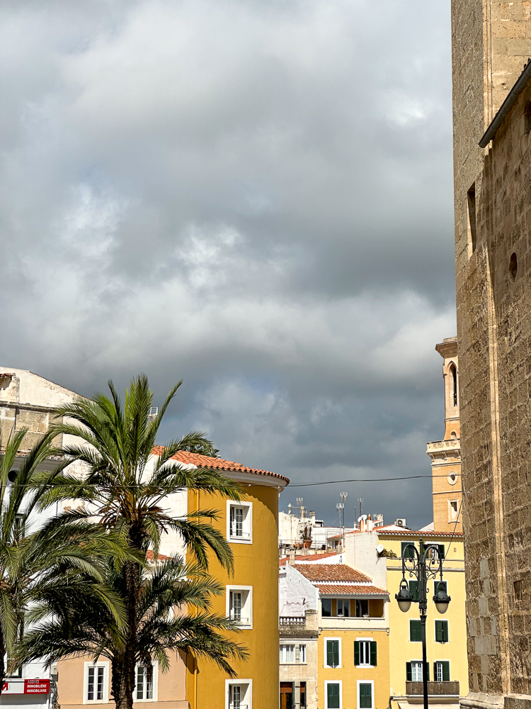 Mahon, veduta di uno scorcio della città in un giorno nuvoloso