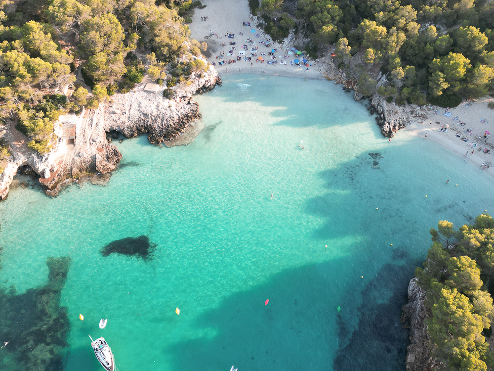 Minorca, cala turqueta vista dal drone all'alba