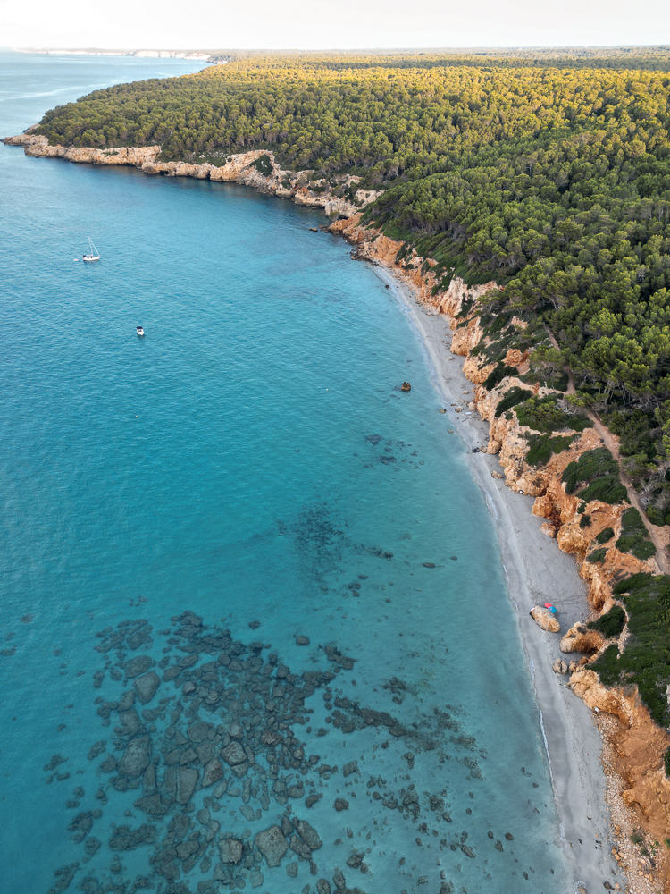 Spiaggia di binigaus, minorca, vista dal drone all'alba