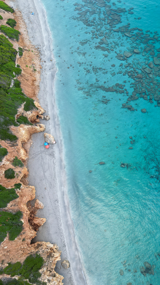 Spiaggia di binigaus, minorca, vista dal drone all'alba