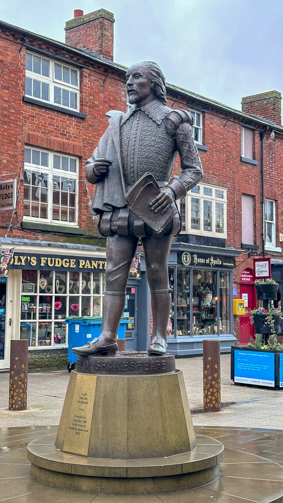 Stratford upon avon, il paese natale di Shakespeare statua