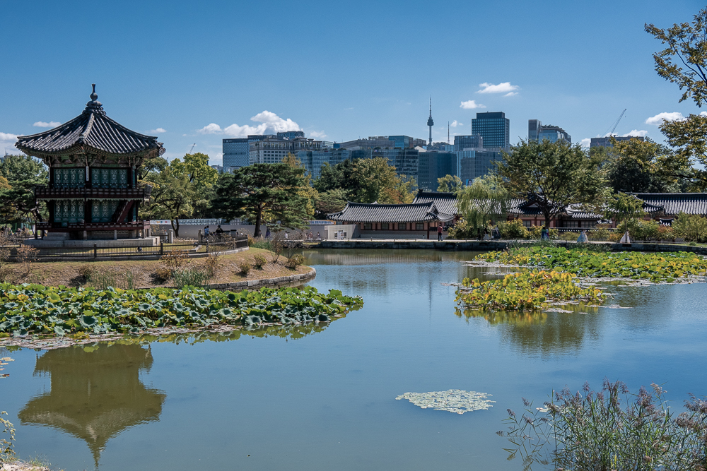 palazzo Gyeongbokgung, cortile interno con vista sullo skyline di Seoul