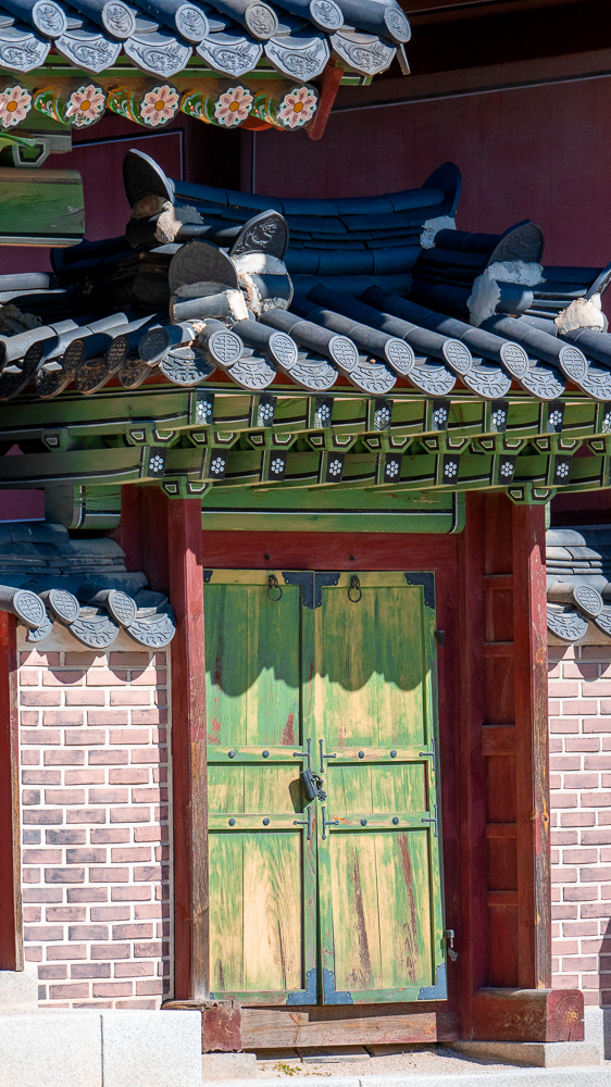 Seoul Changdeokung, dettaglio di un portone verde in legno.