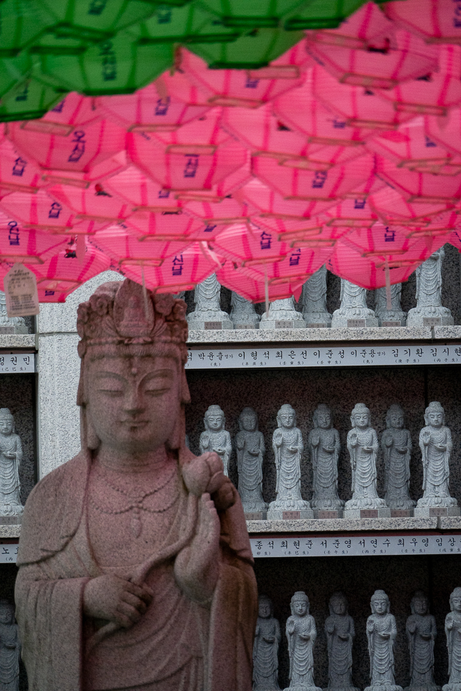 Bongeunsa Temple, area esterna, con lanterne colorate a cui vengono appese preghiere