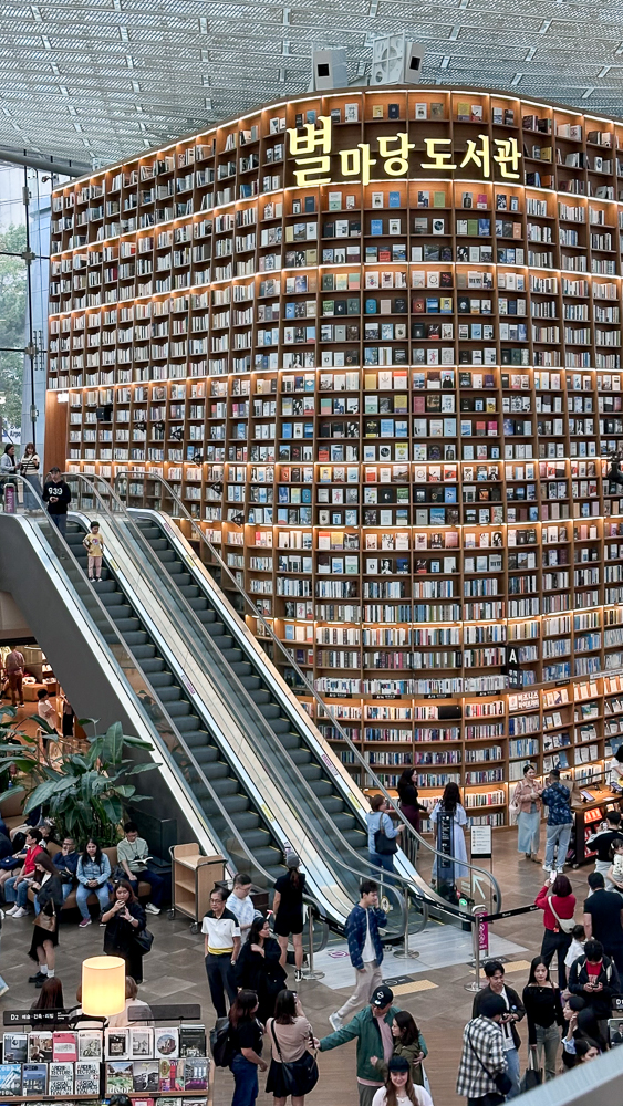 Libreria Starfield, nel centro commerciale COEX, molto instagrammabile.