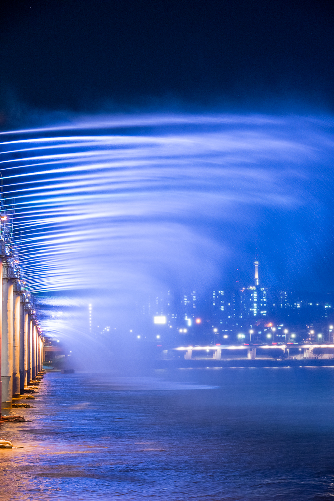 Spettacolo serale delle fontane sul ponte Banpo, Seoul.