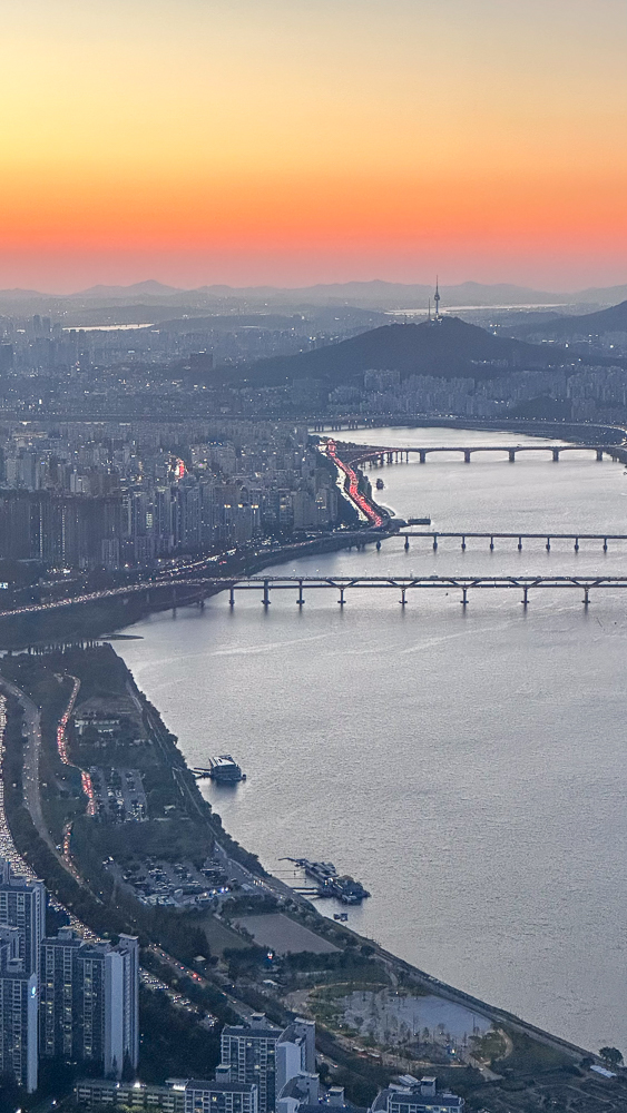 Vista panoramica al tramonto dalla Lotte Tower Sky Observatory, Seoul