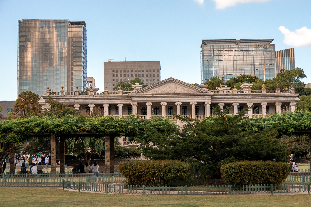 un edificio in stile occidentale all'interno del Deoksugung palace