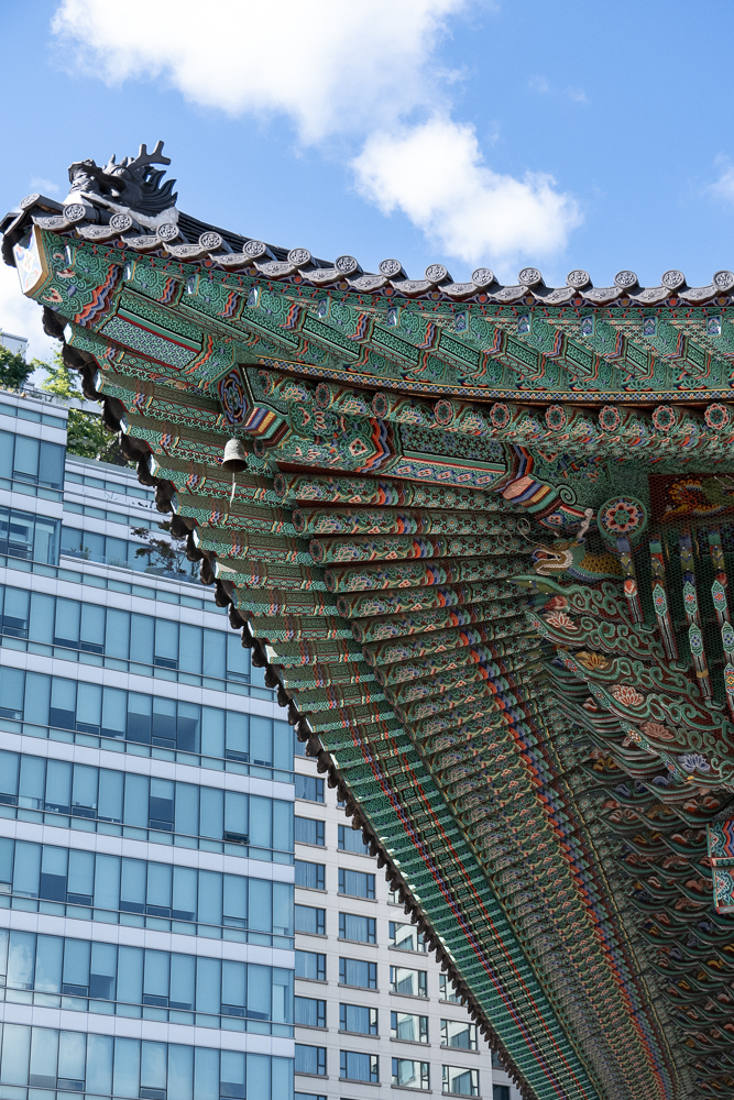 Jogyesa Temple, il contrasto tra vecchio e nuovo, il tetto del tempio e un grattacielo sullo sfondo