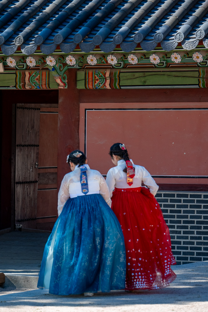 Changdeokung, Seoul, due ragazze indossano l'Hanbok, l'abito tradizionale coreano