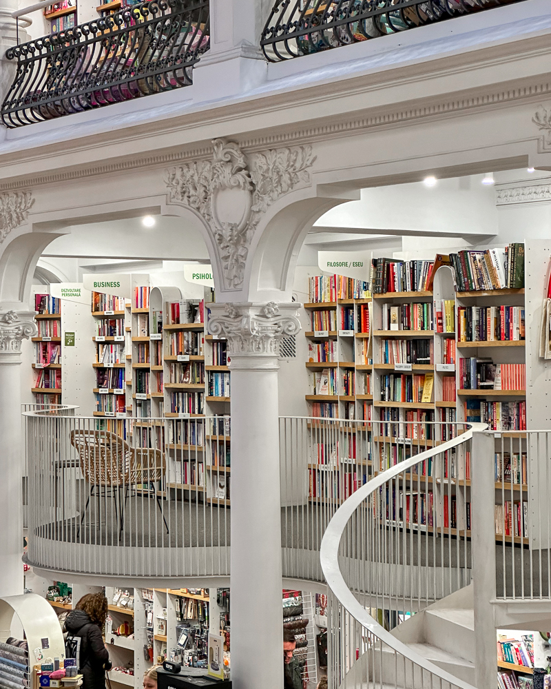 carturesti carusel, libreria molto fotogenica su tre piani in centro città a Bucarest