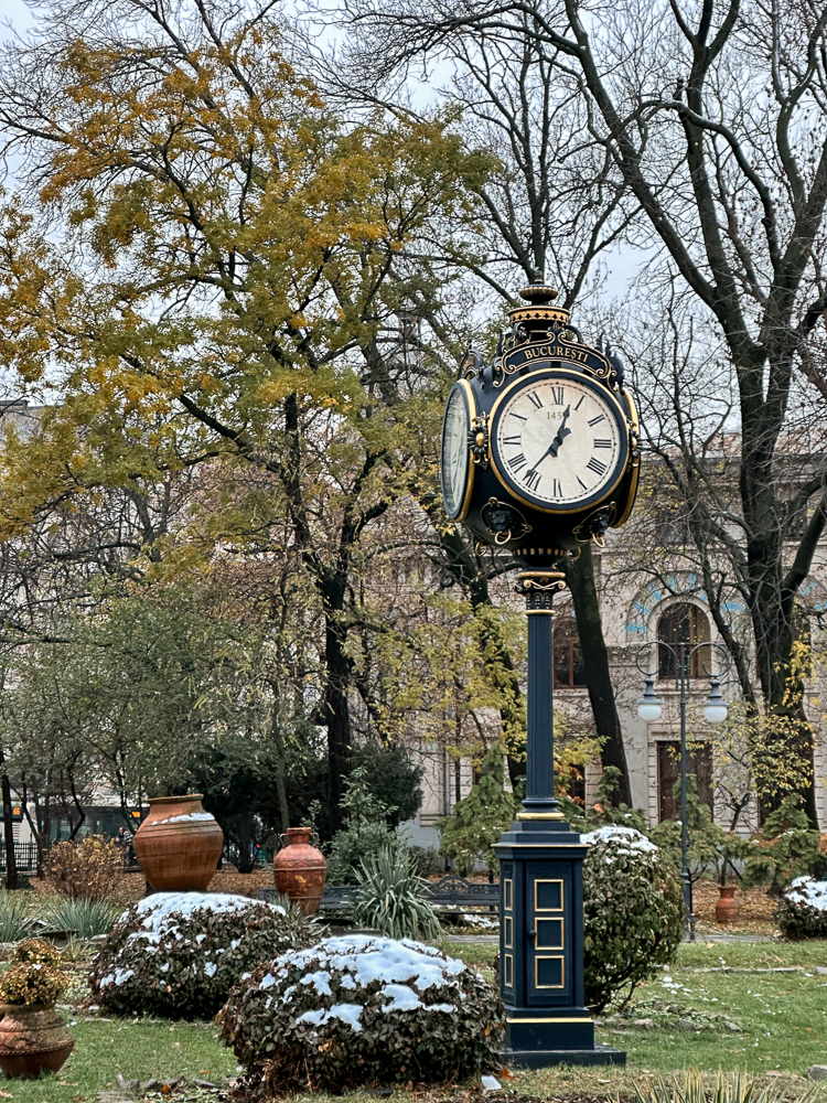 Orologio nel parco Cismigiu di Bucarest