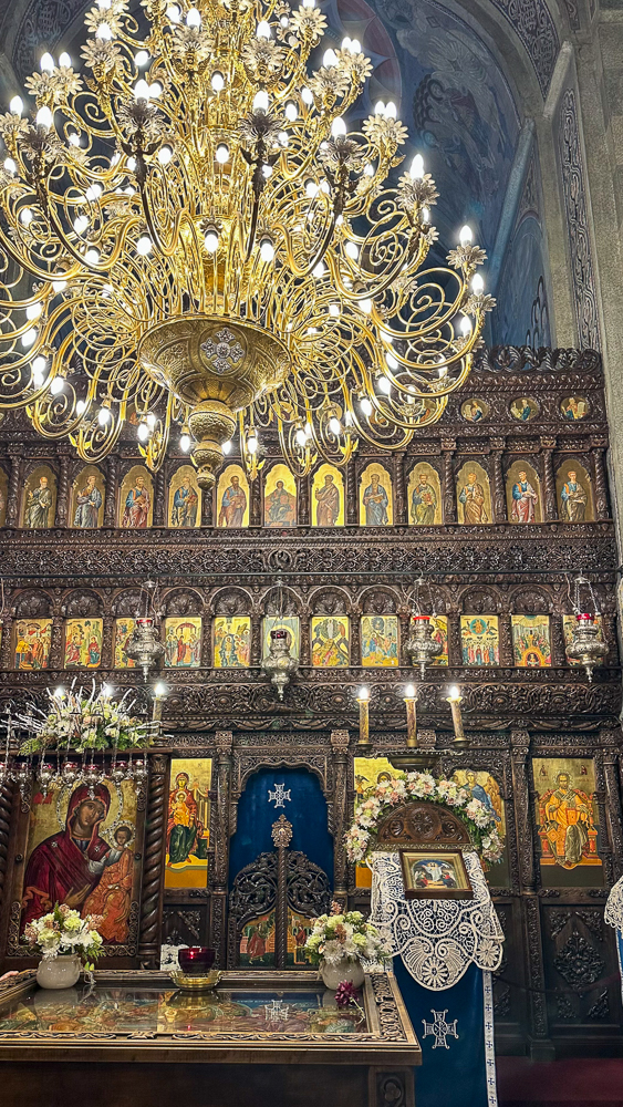 Bucarest, l'interno di una chiesa ortodossa