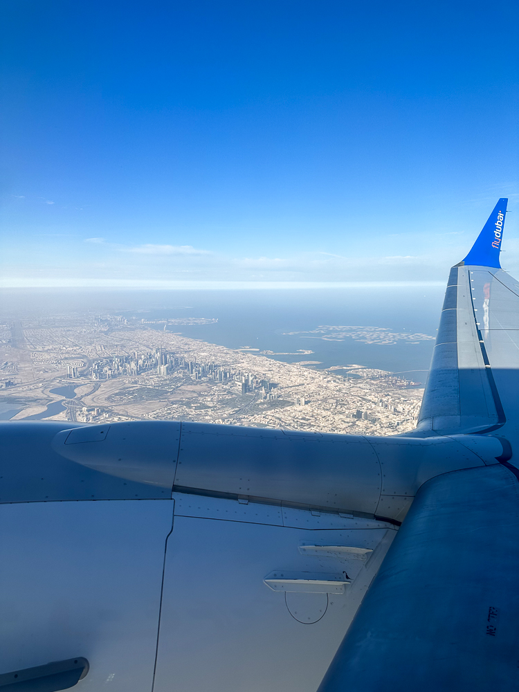 Fly Dubai, la vista dal finestrino in fase di atterraggio a Dubai. 