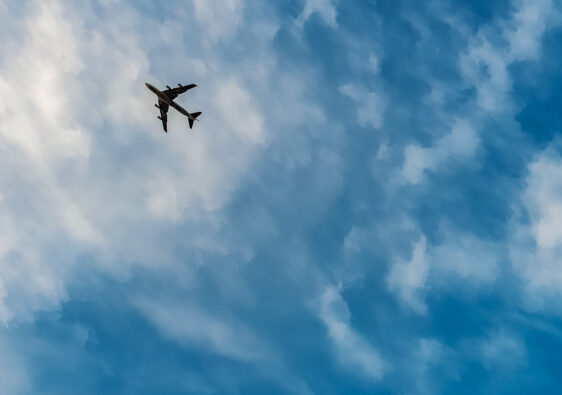 Aereo che vola nel cielo azzurro