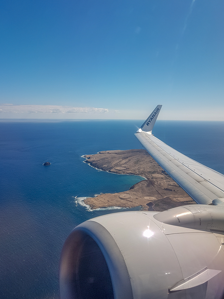 Volo ryanair, visuale dell'ala sorvolando delle isole