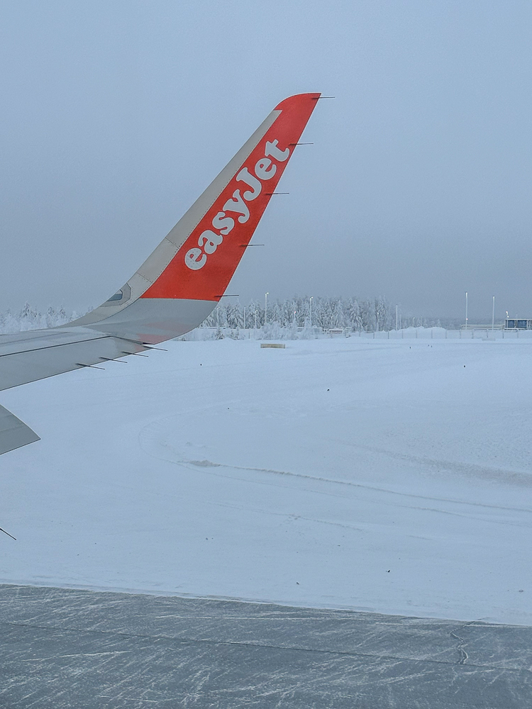 Esayjet, visuale ala aereo appena atterrato in Islanda, sulla pista ghiacciata.