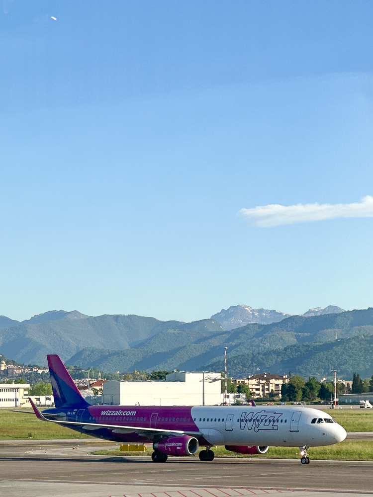 Volo wizzair fermo in aeroporto. 