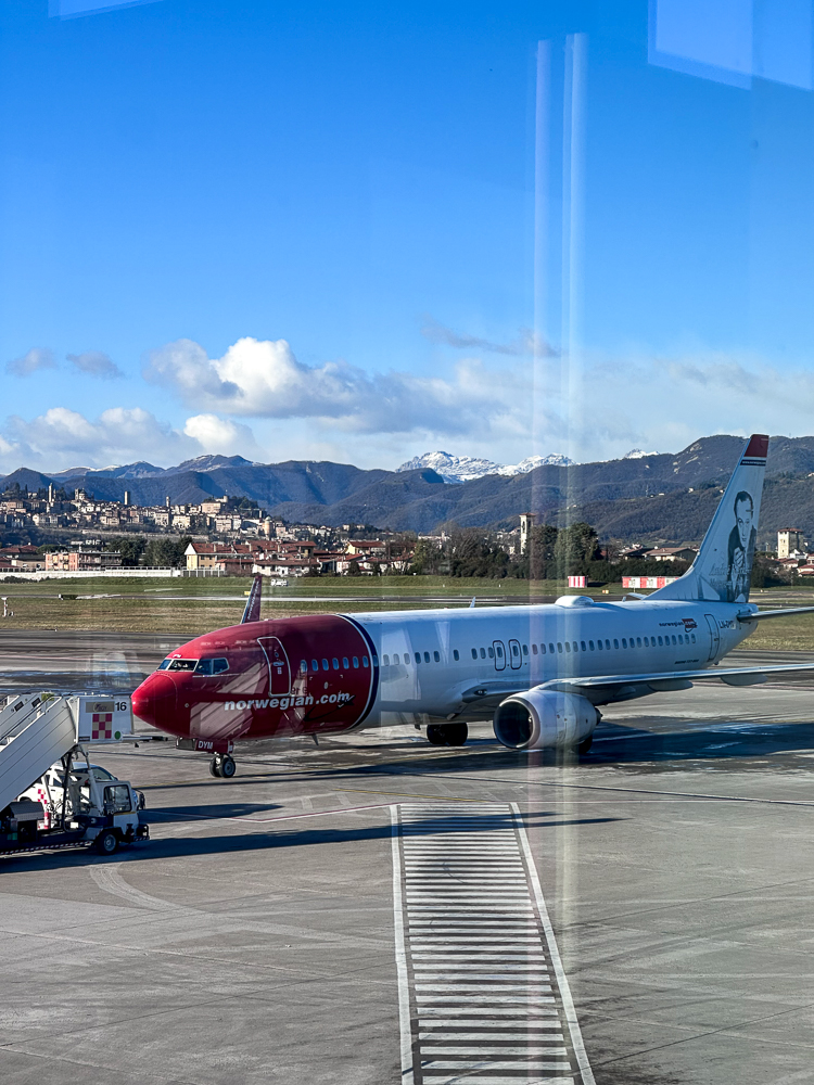 Aeromobile Norvegian air fermo in preparazione al decollo all'aeroporto di Orio al Serio. 