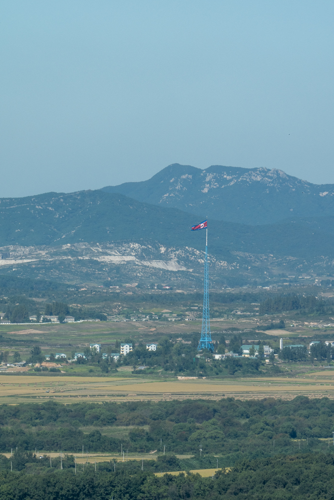 Bandiera della Corea del nord vista dalla DMZ