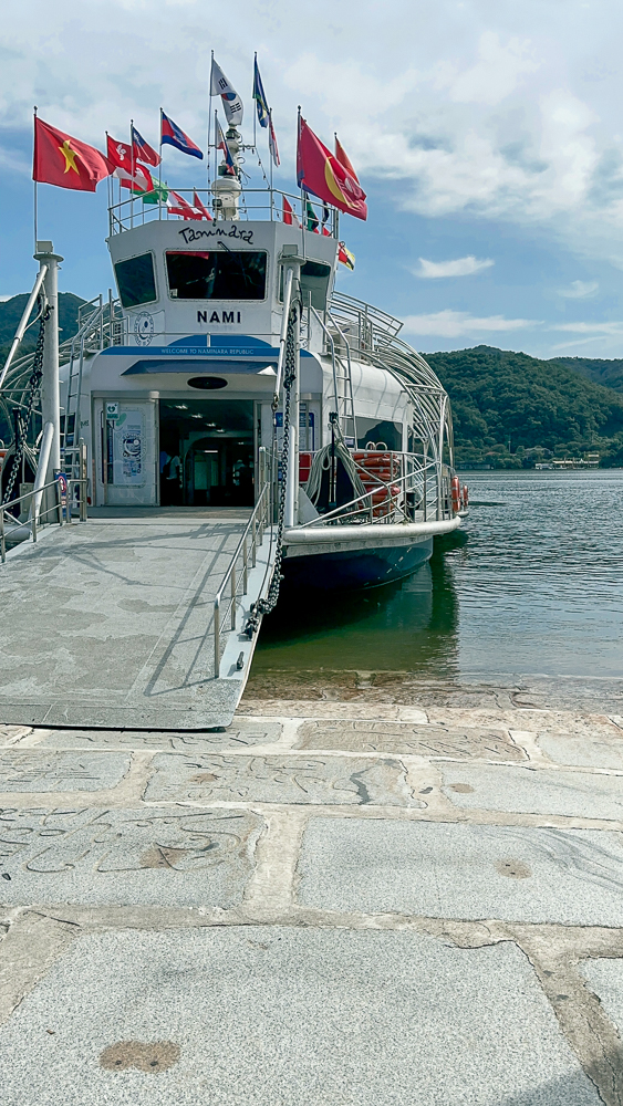 Traghetto ormeggiato che conduce dal molo di Gapyeong a Nami Island, Corea del Sud.